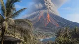 Gunung Karangetang erupsi, kolom abu 700 meter dan guguran lava ke beberapa sektor